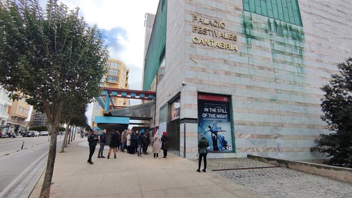 Varias personas acuden a las taquillas del Palacio de Festivales para comprar entradas de la nueva programación.