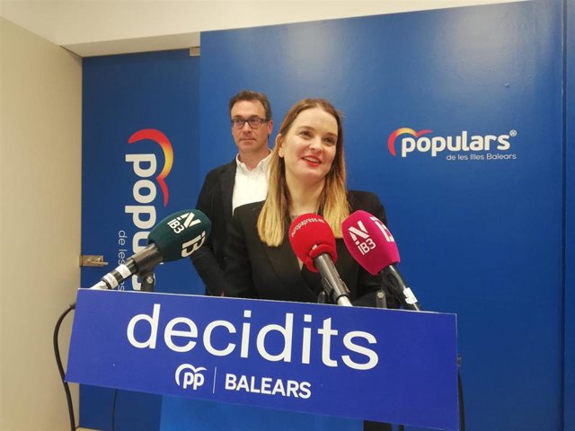 La presidenta del PP balear, Margalida Prohens, junto al portavoz parlamentario, Toni Costa, en la rueda de prensa en la sede del PP.