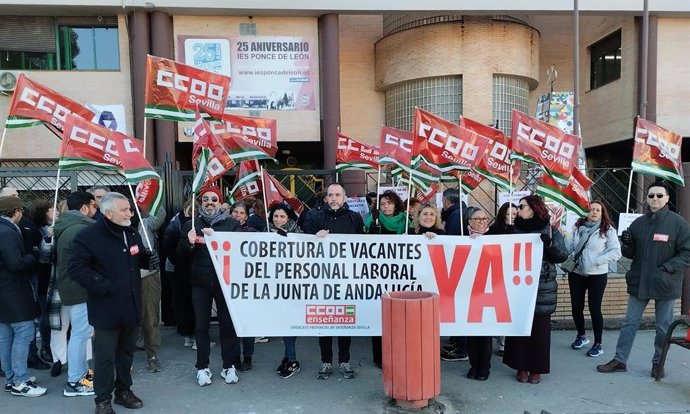 Concentración de CCOO para pedir la cobertura de vacantes de personal laboral en los centros educativos.
