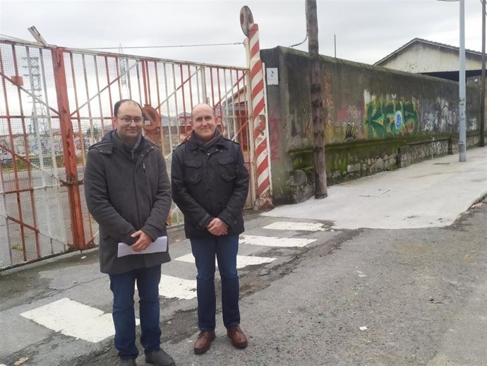 Carlos Fernández y Eduardo Castañeda ante las antiguas cocheras de Burtzeña.