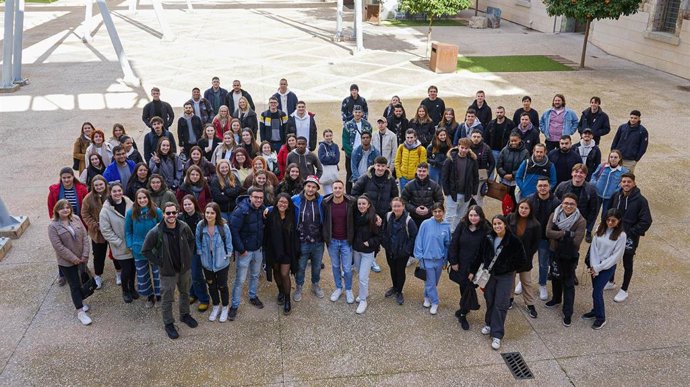 Imagen del conjunto de los estudiantes que han asistido a la bienvenida y de algunos de los alumnos latinoamericanos que han llegado a la UPCT