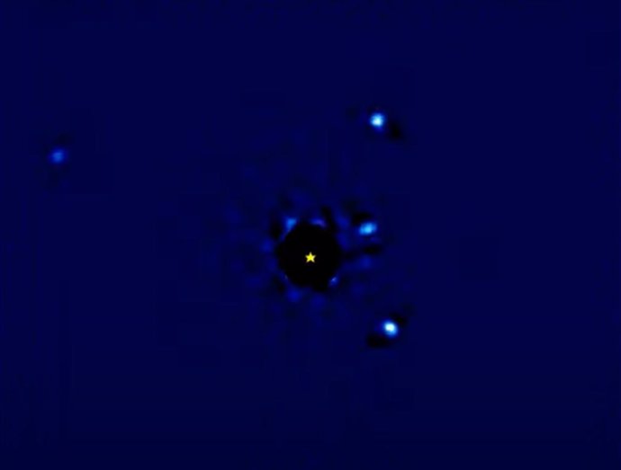 Imagen del sistema HR8799 concuatro planetas masivos a 133 años luz