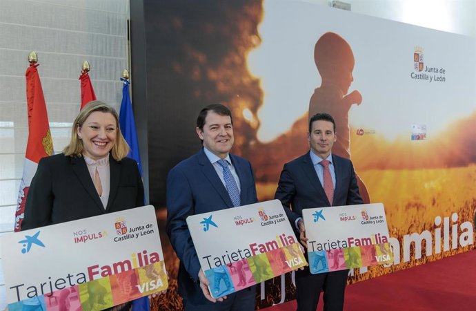 Mañueco presenta la Tarjeta Familia con ayudas de hasta 2.500 euros por nacimientos desde el 1 de enero