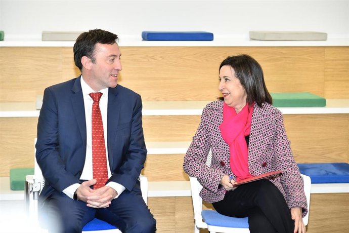 El presidente de Navantia, Ricardo Domínguez, y la ministra de Defensa, Margarita Robles, durante su visita a Navantia, a 30 de enero de 2023, en Cartagena, Murcia (España)