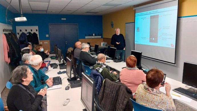 AEB y Secot lanza 'Conectando mayores', una escuela de digitalización para personas mayores de 60 años.