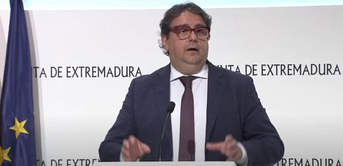 Archivo - Imagen de archivo del vicepresidente segundo de la Junta y consejero de Sanidad, José María Vergeles, en rueda de prensa