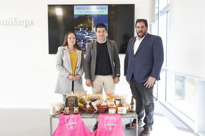 El diputado de Turismo Interior, Cristóbal Ortega, junto al alcalde de Ardales, Juan Alberto Naranjo, en la presentación de las actividades de esta fiesta declarada de Singularidad Turística por la Diputación.