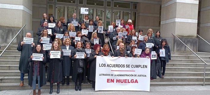 Letrados de la Administración de Justicia en Euskadi,en huelga indefinida, se concentran ante el TSJPV en Bilbao