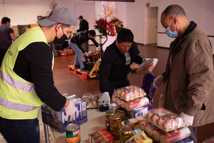 Archivo - Un voluntario entrega alimentos en la Asociación Manos Hacia la Humanidad, a 15 de diciembre de 2022, en Madrid (España). La Fundación Banco de Alimentos de Madrid facilitó en 2021 alimentos a 562 entidades, en un total de 80 municipios, atend