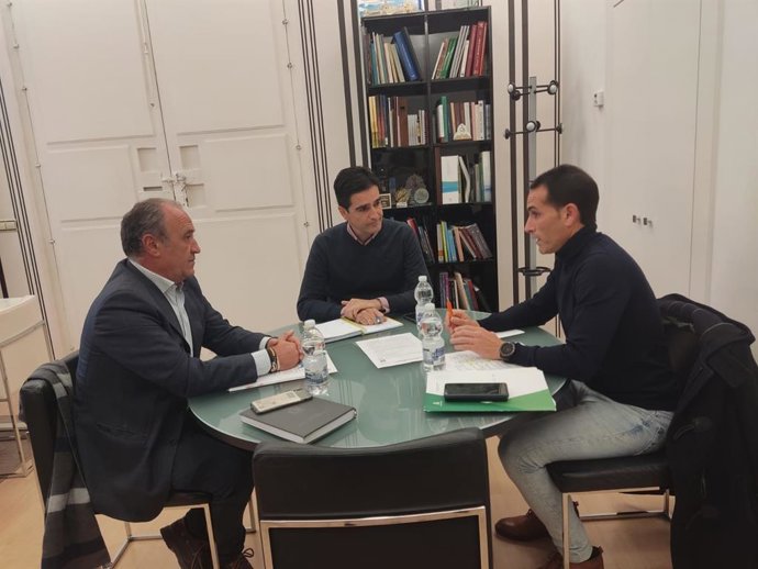 Archivo - Solano (d), en una de las reuniones sobre el comedor.