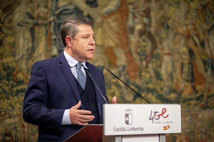 El jefe del Ejecutivo regional, Emiliano García-Page, preside la firma de convenios reguladores de modernización de regadíos entre tres comunidades de regantes de la provincia de Albacete y SEIASA.