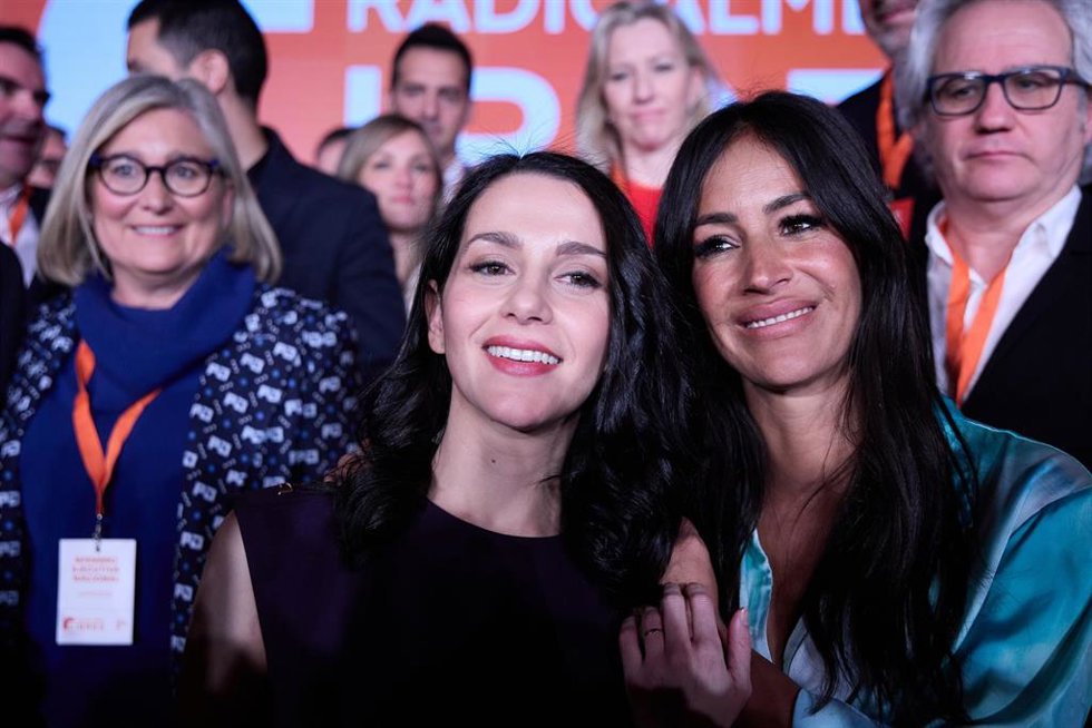 La hasta ahora presidenta nacional de Ciudadanos, Inés Arrimadas, junto a la vicealcaldesa de Madrid, Begoña Villacís (d), en la celebración de la VI Asamblea General de Ciudadanos (Cs).