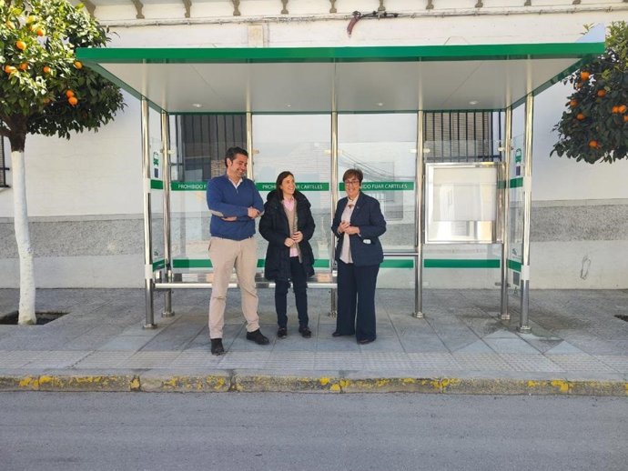 La delegada de Fomento, Articulación del Territorio y Vivienda, Cristina Casanueva (centro), visita la nueva marquesina instalada en Moriles.