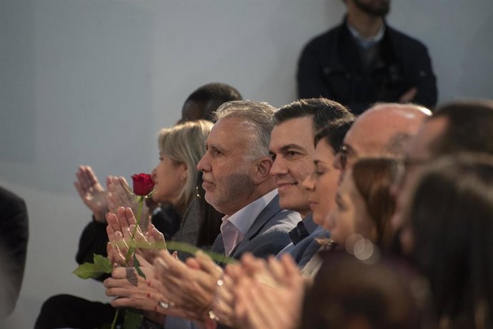 El presidente del Gobierno de Canarias, Ángel Víctor Torres (i), y el secretario general del PSOE y presidente del Gobierno, Pedro Sánchez (d), durante una reunión con militantes del partido socialista, en el Centro Cultural Andares, a 28 de enero de 20