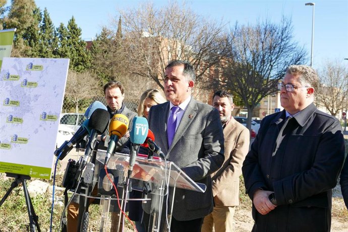 EL alcalde de Murcia, José Antonio Serrano, presenta el proyecto que permitirá la construcción de más de 400 viviendas que estarán destinadas al alquiler a bajo precio