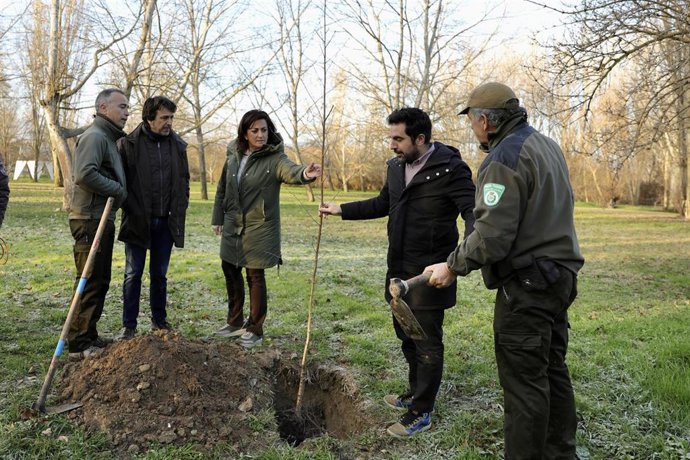 Plantados 50 árboles para neutralizar la huella de carbono generada por el VI Congreso Nacional de Agentes Forestales