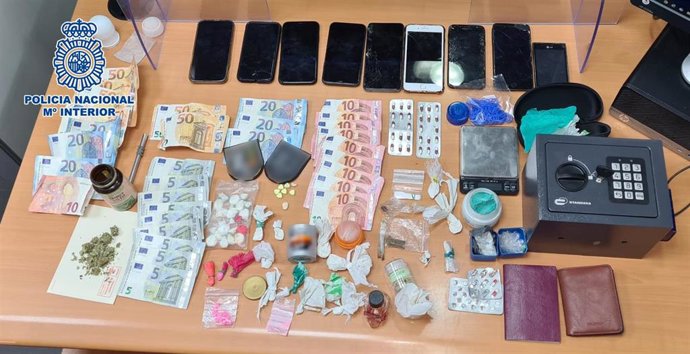 Nota De Prensa: "La Policía Nacional Ha Detenido A Cuatro Personas Por Traficar Con Drogas En Un Local De Ocio"