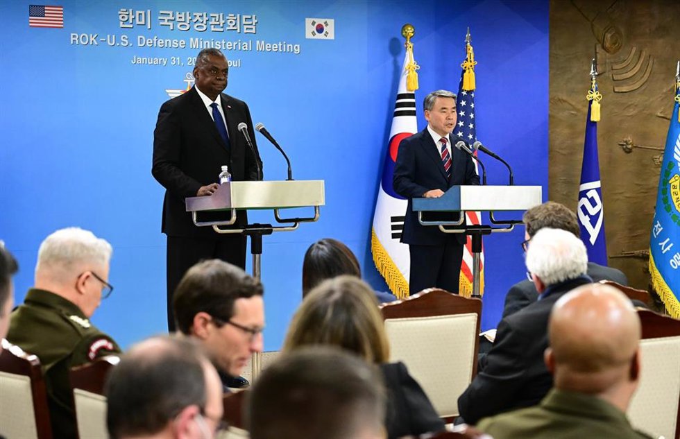 Los minsitros de Defensa de Corea del Sur y EEUU, Lee Jong Sup y Lloyd Austin.
