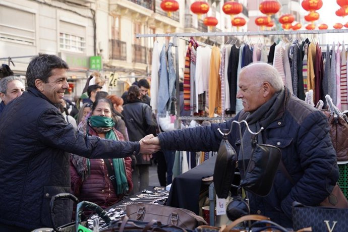 El presidente del PPCV, Carlos Mazón, visita una carpa del partido instalada en la calle Matemático Marzal de Valncia