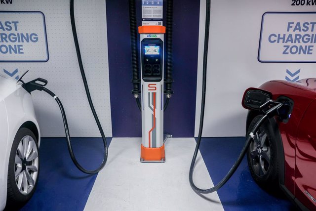 Archivo - Dos coches eléctricos se cargan en una estación de carga durante la séptima edición de la Feria del Vehículo Eléctrico, en la plaza de Colón, a 15 de septiembre de 2022, en Madrid (España). 