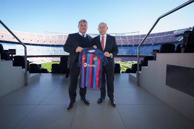 La firma oficial del acuerdo entre FC Barcelona y Limak para las obras del nuevo Spotify Camp Nou, con el presidente del FC Barcelona, Joan Laporta, y el presidente de Limak Holdings, Nihat Özdemir
