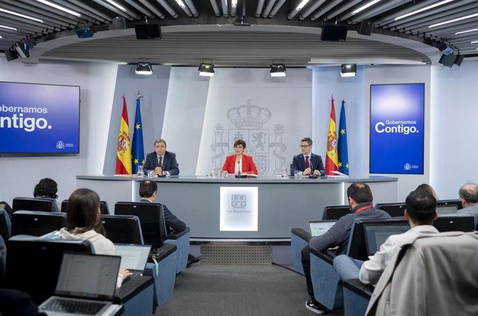 (I-D) El ministro de Agricultura, Pesca y Alimentación, Luis Planas; la ministra Portavoz, Isabel Rodríguez y el ministro de la Presidencia, Relaciones con las Cortes y Memoria Democrática, Félix Bolaños, durante una rueda de prensa posterior al Consejo