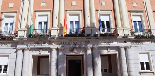 Banderas a media asta en el ayuntamiento de Huelva.