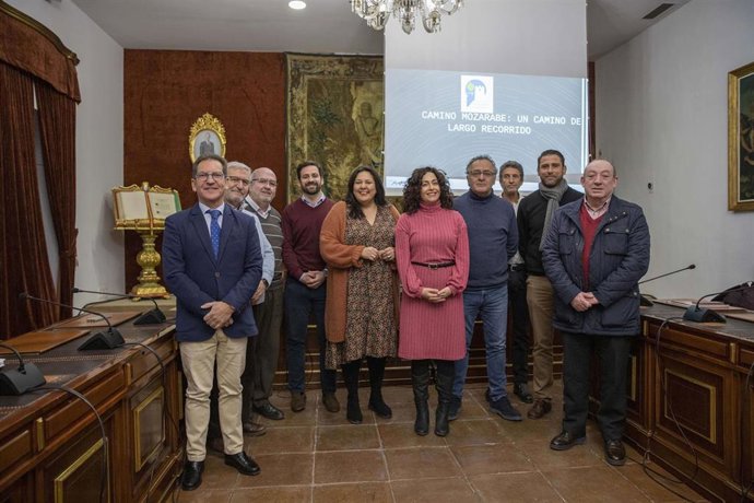 La presidenta de Iprodeco, Dolores Amo (quinta por la izda.), en la asamblea constituyente Asociación de Municipios del Camino Mozárabe.