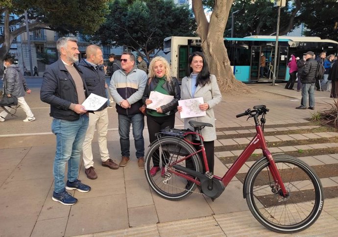 Por Andalucía junto al colectivo Ruedas Redondas reclama que se ponga en marcha una red de carriles bicis por la capital.