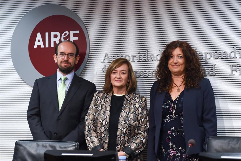 Archivo - (I-D) El director de la División de Análisis Presupuestario, Ignacio Fernández-Huertas Moraga; la presidenta de la AIReF, Cristina Herrero, y la directora de la División de Análisis Económico, Esther Gordo Mora, posan a su llegada a una rueda 