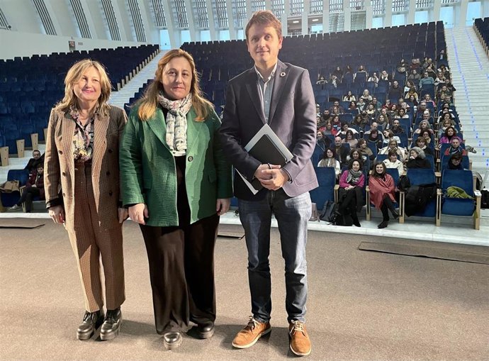 La directora general de Política y Planificación Sanitarias, Lidia Clara Rodríguez; la consejera de Educación, Lydia Espina, y el director general de Ordenación, Evaluación y Equidad Educativa, David Artime, en el Palacio de Congresos y Exposiciones.