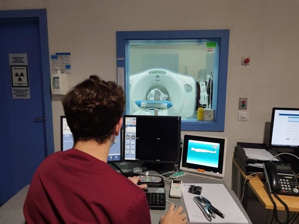 Estudios radiológicos a una talla de imaginería religiosa atribuida a Salzillo, en el Hospital Vithas.