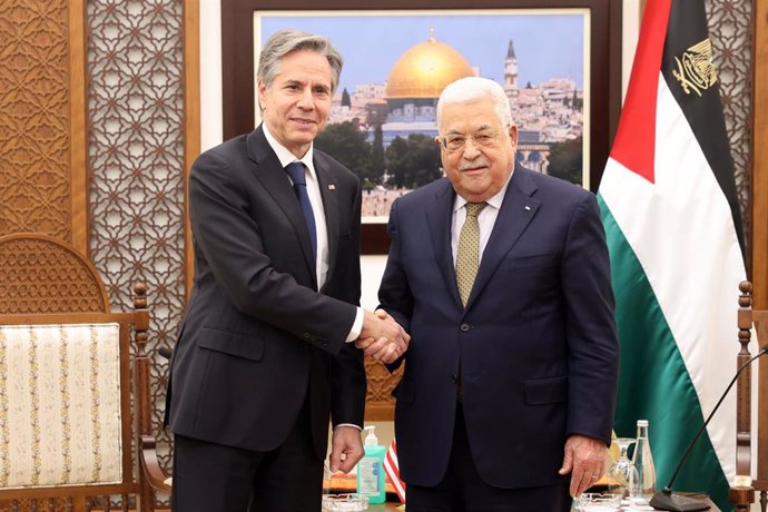 El presidente de la Autoridad Palestina, Mahmud Abbas (d), recibe al secretario de Estado de EEUU, Antony Blinken (i), en Ramala
