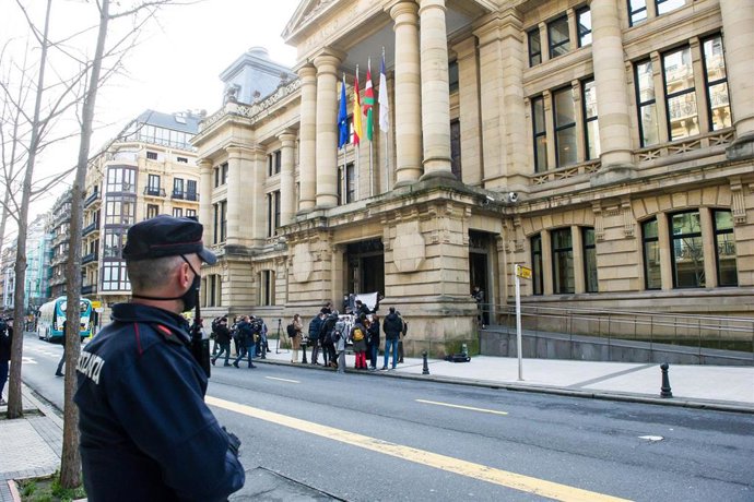 Archivo - Un agente en las inmediaciones de la Audiencia Provincial de Gipuzkoa