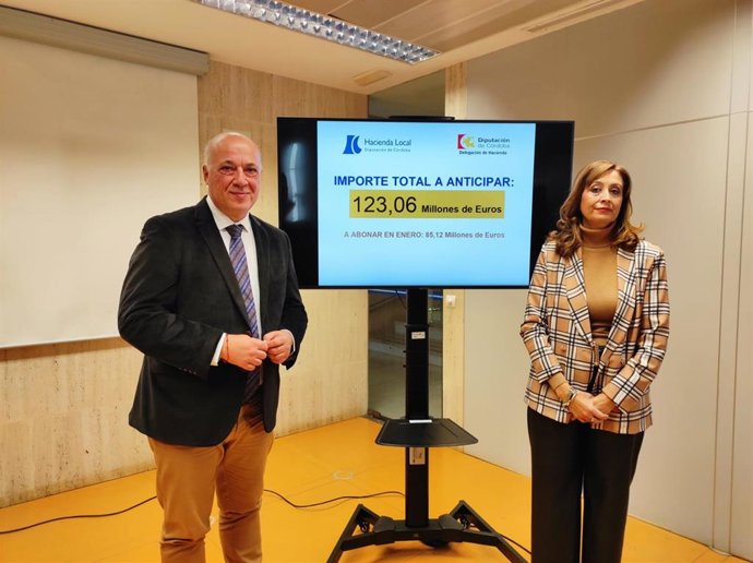 El presidente de la Diputación, Antonio Ruiz, y la vicepresidenta segunda y delegada de Hacienda, Felisa Cañete, en el acto de transferencia de anticipos.