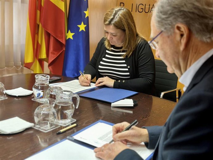 La consellera de Presidencia, Función Pública e Igualdad, Mercedes Garrido, y el presidente autonómico de la Cruz Roja en las Islas, Antoni Barceló, durante la firma del convenio.