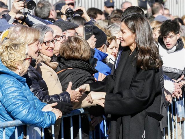 La Reina Letizia, de lo más cercana con el público que la ha recibido con aplausos a su llegada a Petrer, Alicante