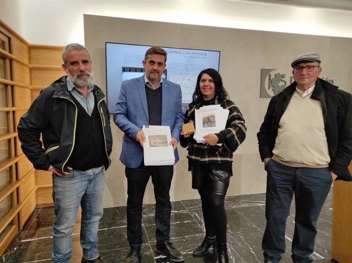 El delegado de Memoria Democrática en la Diputación de Córdoba, Ramón Hernández (centro), en la presentación de la 'Ruta Robert Capa'.