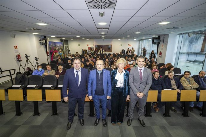 Los consejeros de Educación y Formación Profesional, Marina Lombó, y de Innovación, Industria, Turismo y Comercio, Francisco Javier López Marcano, inauguran las I Jornadas de presentación de Proyectos de Innovación en Formación Profesional.