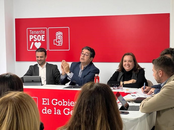 El secretario general del PSOE de Tenerife, Pedro Martín, en una reunión para coordinar la campaña electoral