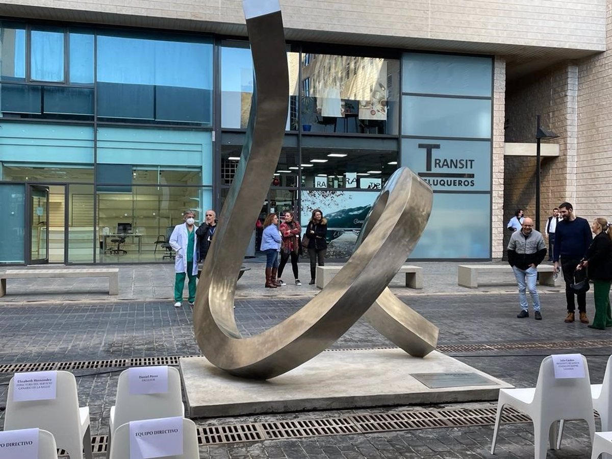 El Hospital Dr. Negrín inaugura la escultura  A pulso , un homenaje a la labor de los sanitarios en la pandemia