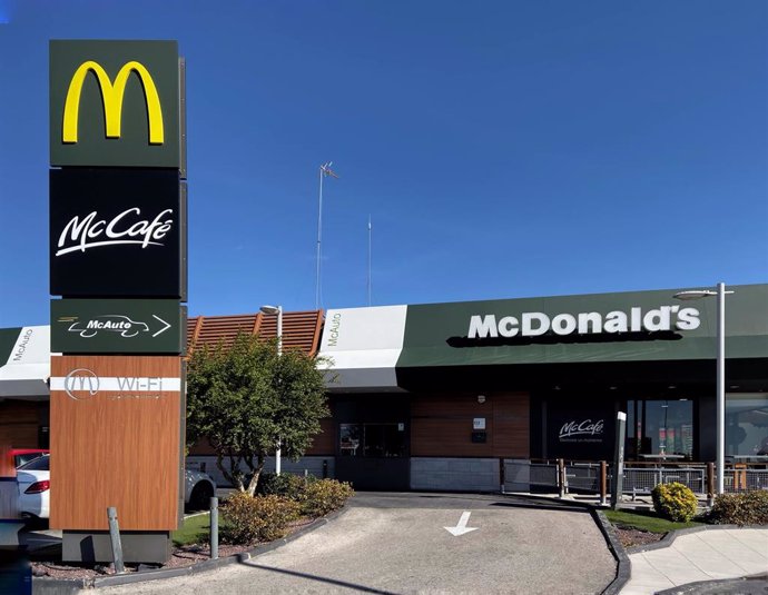 Archivo - Foto del  restaurante de comida rápida McDonalds en el que puede verse el logotipo en el edificio, además de en un cartel publicitario. Concretamente, la foto muestra la salida para los vehículos que han pasado por el servicio mcauto. En Madri