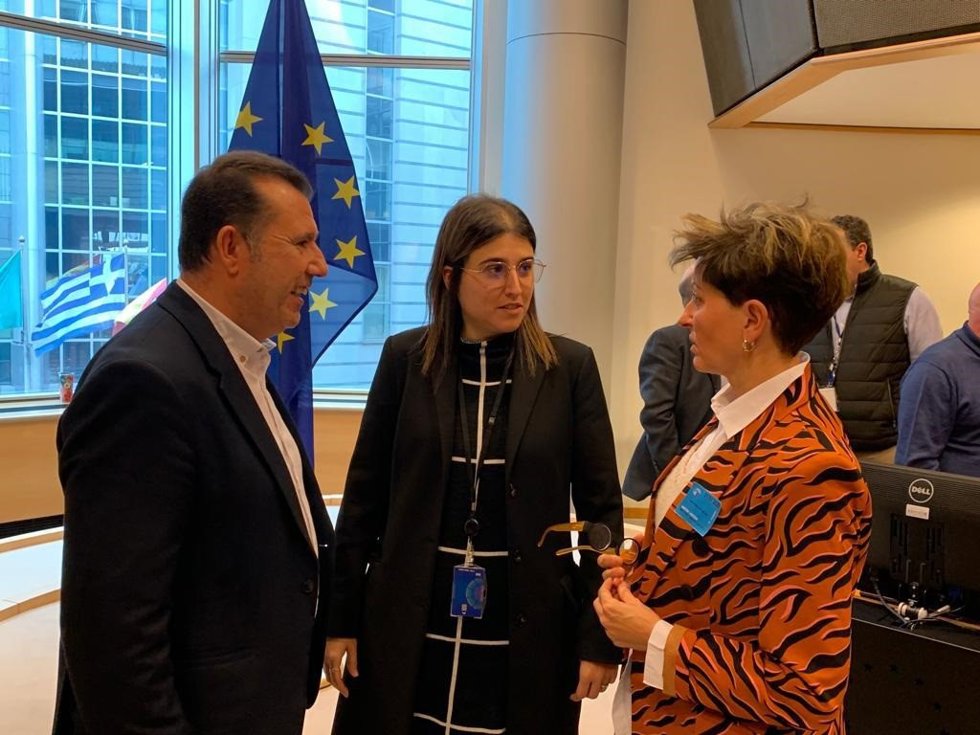 La eurodiputada del PSIB Alicia Homs con los representantes de UGT Baleares.
