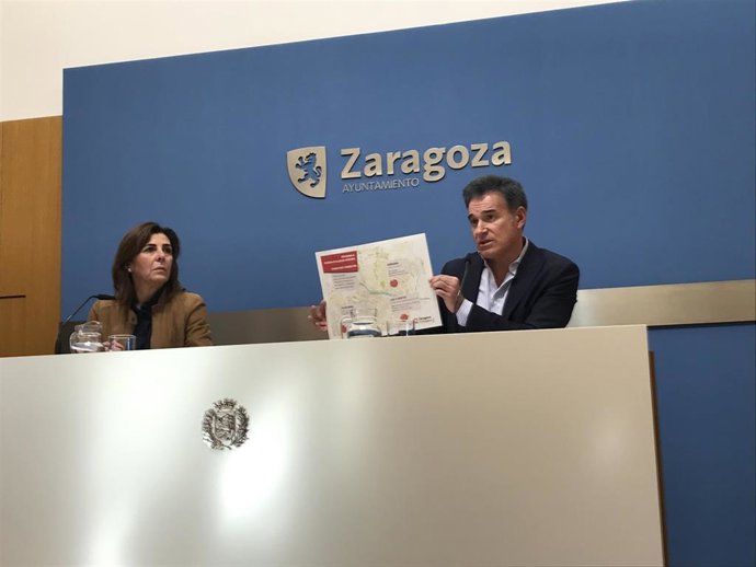 El concejal de Urbanismo del Ayuntamiento de Zaragoza, Victor Serrano, y la concejal de Vivienda, Carolina Andreu
