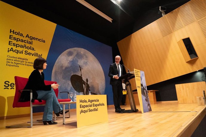 Archivo - El alcalde de Sevilla Antonio Muñoz  interviene en la visita a las instalaciones de la Agencia Espacial Española, en presencia de la ministra de Ciencia e Innovación, Diana Morant.