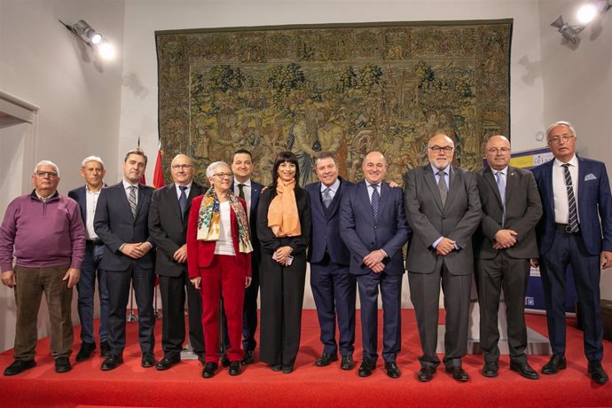 El jefe del Ejecutivo regional, Emiliano García-Page, preside la firma de convenios reguladores de modernización de regadíos entre tres comunidades de regantes de la provincia de Albacete y SEIASA.