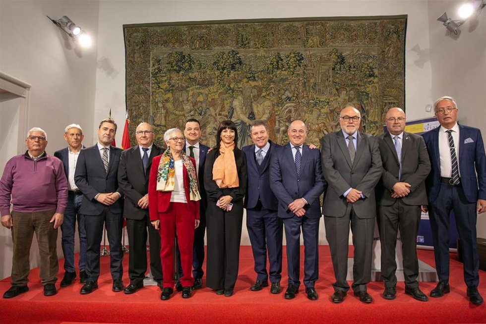 El jefe del Ejecutivo regional, Emiliano García-Page, preside la firma de convenios reguladores de modernización de regadíos entre tres comunidades de regantes de la provincia de Albacete y SEIASA.
