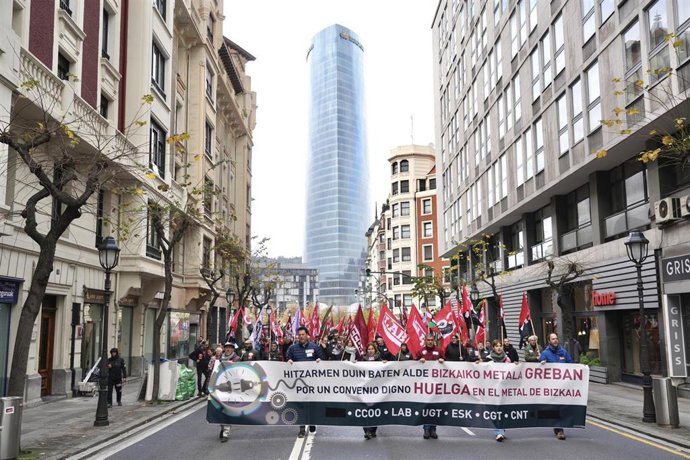 Archivo - Un grupo de personas con pancartas pertenecientes a los sindicatos CCOO, LAB, UGT, ESK, CGT y CNT del Metal se manifiesta en las inmediaciones de la FVEM (archivo)