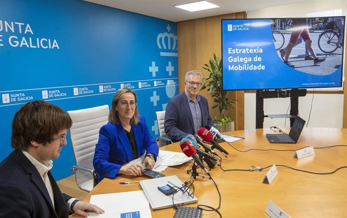 La conselleira de Infraestruturas e Mobilidade, Ethel Vázquez, junto con el director de la Axencia Galega de Infraestruturas, Francisco Menéndez, presenta en rueda de prensa la Estratexia Galega de Mobilidade.