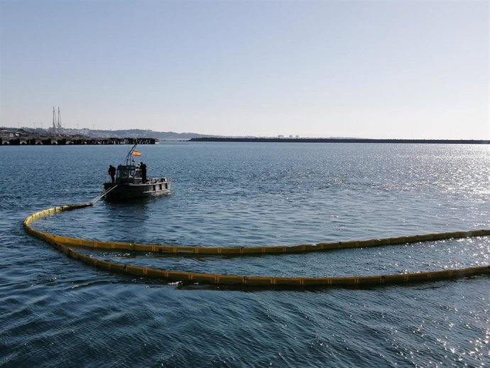 La Armada realiza en aguas de la Base de Rota un simulacro sobre el vertido accidental de hidrocarburos al mar